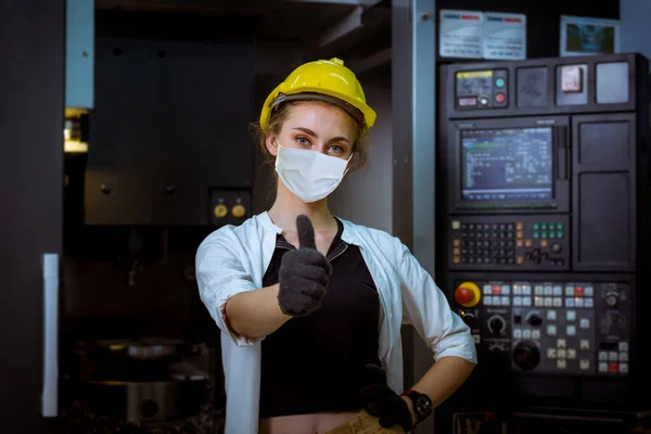 工場の汚染やウイルスを保護するために安全マスクを着用して工場駅で検査や生産工程をチェック中の肖像画の女性労働者 — ストック写真