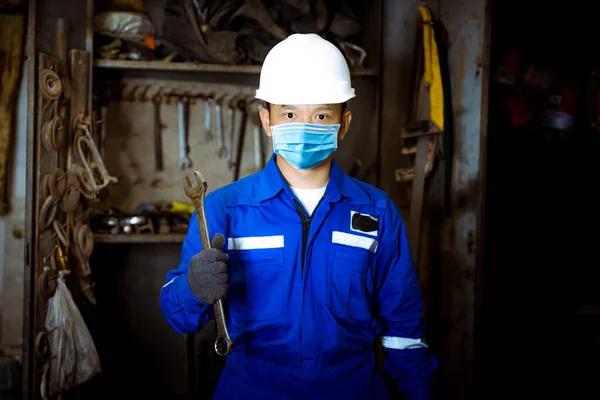 Portretwerker Onder Inspectie Controle Van Productieproces Fabrieksterrein Veiligheidsmasker Gezicht Ter — Stockfoto