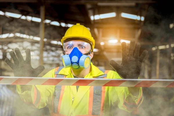 Engineer Industry Wearing Safety Uniform Black Gloves Gas Mask Show — Stock fotografie