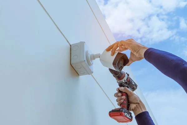 Technician Installing Cctv Camera Water Proof Box Protect Camera Home — Stock Photo, Image