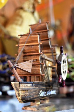 Verniklenmiş ahşaptan yapılmış el yapımı minyatür bir Galleon.