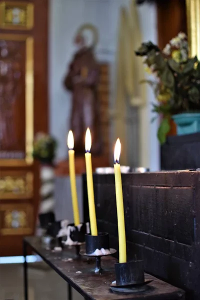 Beleuchtete Gelbe Gebetskerzen Stehen Auf Einem Altar Einer Kirche — Stockfoto