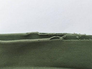 Beyaz arka planda yırtık pamuk kumaş. Minimalizm.