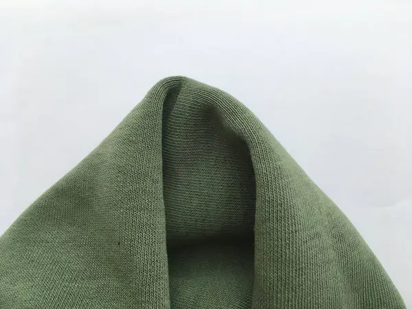 摘要背景 绿色皱巴巴的棉花 旧衣服 最低限度主义 — 图库照片