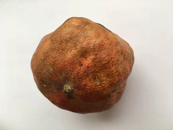 Velké Granátové Jablko Bílém Pozadí Minimalistická Tapeta — Stock fotografie