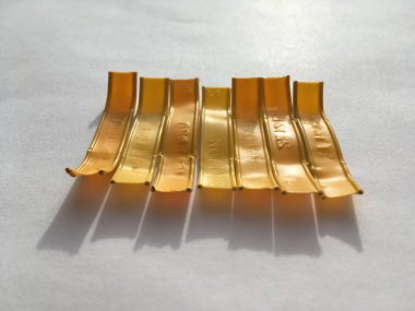 Sarı kablo bir sıra halinde dizilmiştir. Minimalist natürmort. Soyutlama.