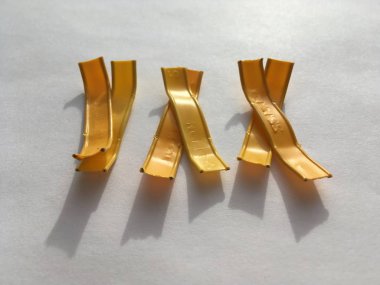 Beyaz arka planda sarı ataçlar. Soyut sanat. Asgari duvar kağıdı.