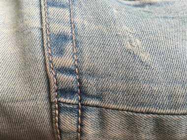 Dikilmiş, paçavra bir kot pantolon. Minimalizm. Doku.