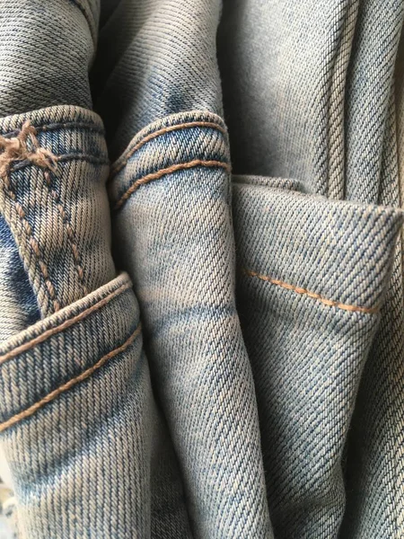 褶皱在一半老式蓝色牛仔裤 抽象的宏观镜头 斜纹棉布 — 图库照片