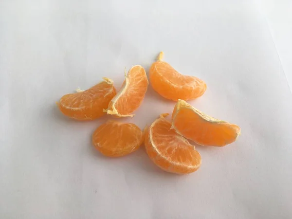Tangerine Plakjes Verspreid Een Witte Achtergrond Minimalistisch Behang Vegetarisme — Stockfoto