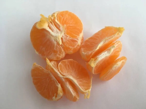 Geschälte Reife Mandarine Auf Weißem Hintergrund Liegend Abstrakte Tapeten Fruitorianismus — Stockfoto