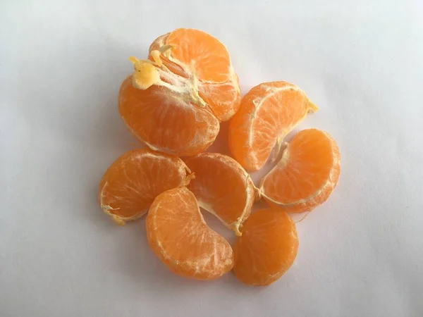 Samenstelling Van Sinaasappelmandarijnschijfjes Minimalistische Achtergrond — Stockfoto