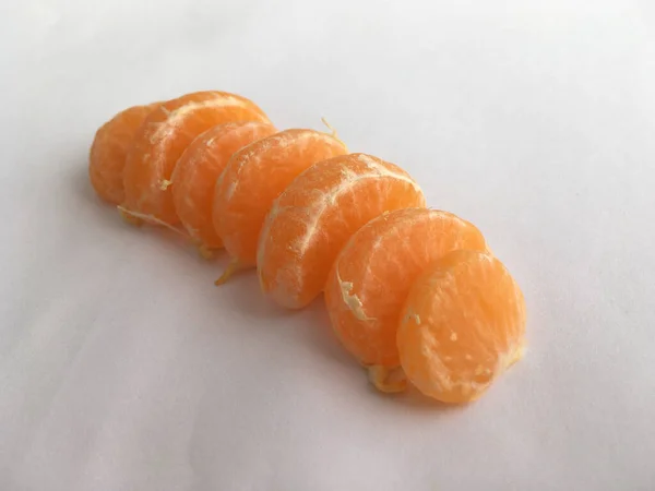 Potongan Tangerine Diletakkan Berturut Turut Pada Latar Belakang Putih Kertas — Stok Foto
