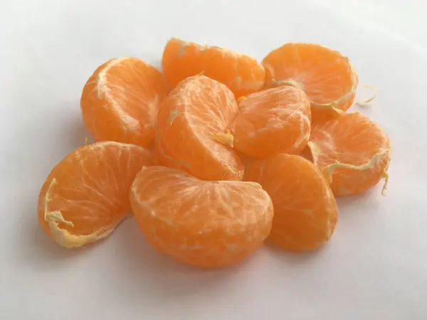 Makro Strzał Pomarańczowych Plasterków Mandarynek Leżących Białym Tle Minimalizm Abstrakcja — Zdjęcie stockowe