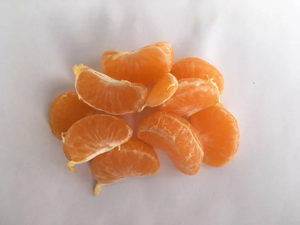 Makroaufnahme Von Mandarinenkeilen Auf Weißem Hintergrund Minimalistische Tapeten Vegetarismus Vegetarismus — Stockfoto