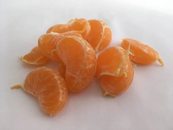 Orangefarbene Mandarinenscheiben Liegen Auf Weißem Hintergrund Abstrakte Minimalistische Tapeten Stillleben — Stockfoto