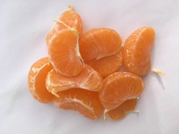 Una Gran Cantidad Rodajas Mandarina Naranja Sobre Fondo Blanco Minimalismo — Foto de Stock