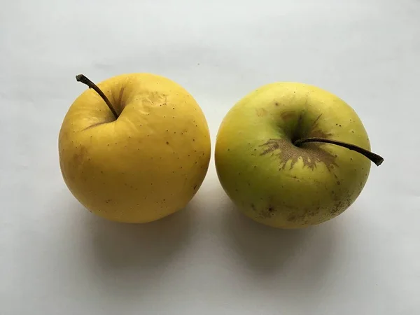 Composición Abstracta Dos Manzanas Maduras Sobre Fondo Blanco Minimalismo Bodegón —  Fotos de Stock