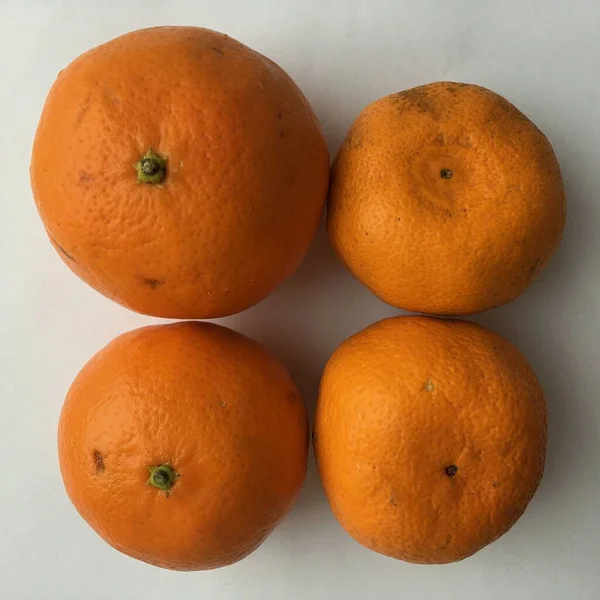 Abstrakt Makro Skott Oskalad Mandarin Frukt Vit Bakgrund Minimalism — Stockfoto