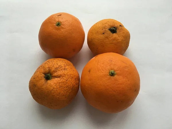 Quatro Tangerinas Maduras Não Descascadas Com Casca Texturizada Relevo Papel — Fotografia de Stock