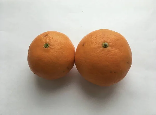Zralé Neoloupané Mandarinky Ležící Bílém Pozadí Zátiší Abstrakce — Stock fotografie