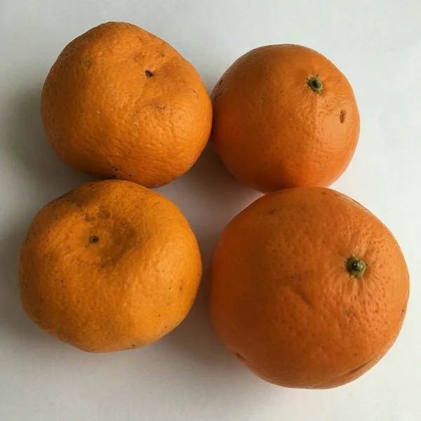 Macro Shot Tangerinas Maduras Não Descascadas Fundo Branco Abstrato Papel — Fotografia de Stock