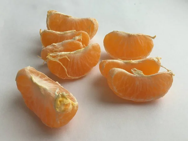 Orangefarbene Mandarinenscheiben Liegen Auf Weißem Hintergrund Abstrakte Tapeten Minimalismus — Stockfoto