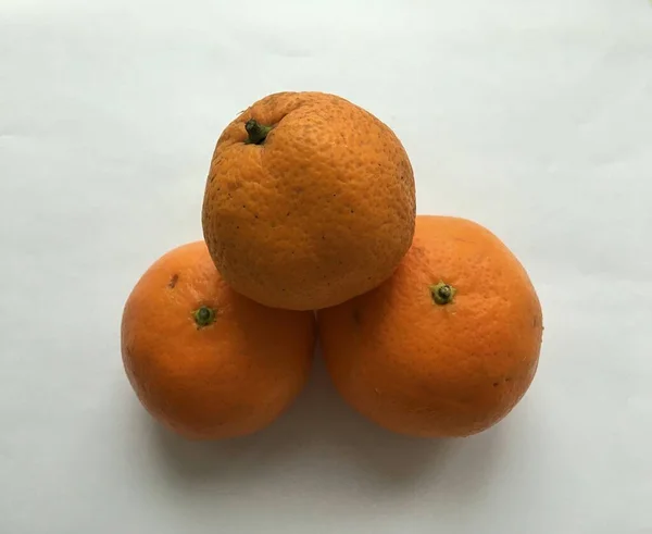 Composição Abstrata Três Tangerinas Maduras Não Descascadas Ainda Vida Fundo — Fotografia de Stock