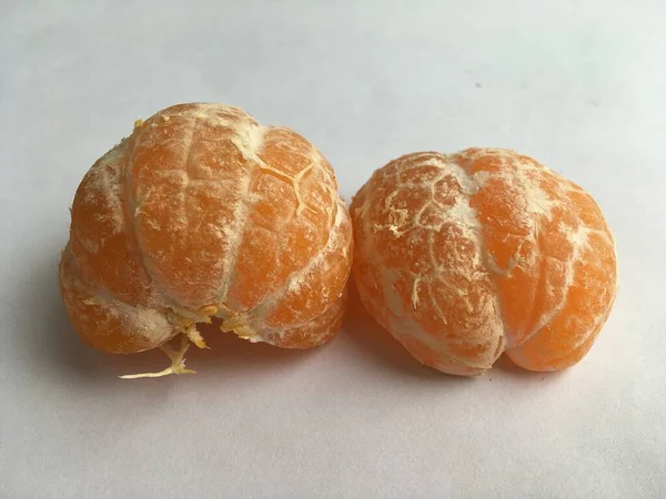 Mandarina Descascada Pela Metade Abstração Sobre Fundo Branco Papel Parede — Fotografia de Stock