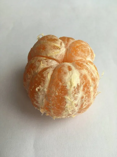 Mandarin Βρίσκεται Λευκό Φόντο Αφηρημένη Μακροεντολή Ελαχιστοποίηση — Φωτογραφία Αρχείου