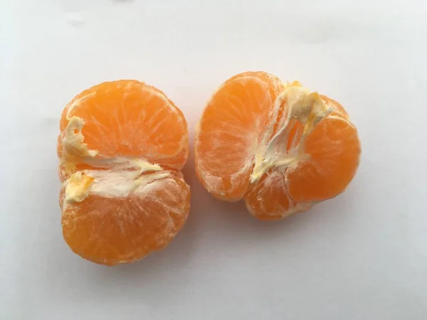 Geschälte Mandarine Auf Weißem Hintergrund Liegend Reife Früchte Minimalistische Tapete — Stockfoto