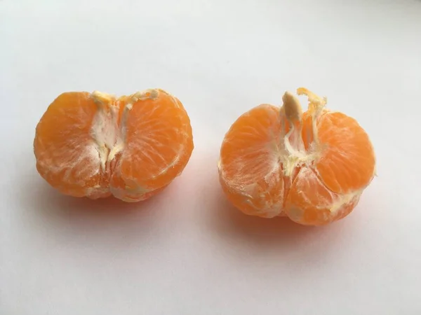 Čerstvé Zralé Plody Ležící Bílém Pozadí Loupaná Mandarinka — Stock fotografie