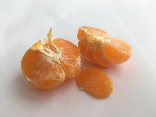 Mandarina Pelada Madura Acostada Sobre Fondo Blanco Abstracción Minimalismo — Foto de Stock