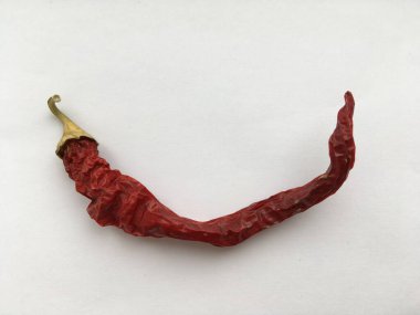 Beyaz arka planda kırmızı biber var. Soyut duvar kağıdı. Minimalizm.