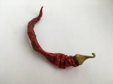 Kırmızı biber ve beyaz arka plan makro çekim. Soyut minimalist duvar kağıdı. Durgun hayat.