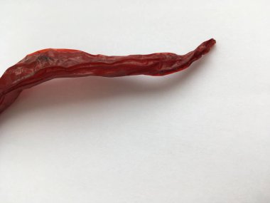 Soyut minimalist arkaplan. Kırmızı biberden acı biber. Durgun hayat.