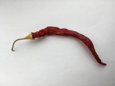 Beyaz arka planda kırmızı biber var. Soyut minimalist duvar kağıdı.