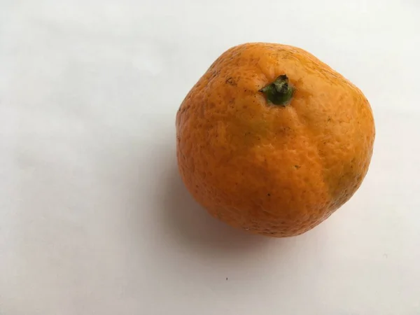 Mandarine Mûre Non Pelée Avec Une Peau Texturée Couchée Sur — Photo