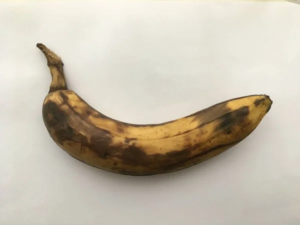 Wielki Niedojrzały Banan Leżący Białym Tle Tapeta Abstrakcyjna Frutarianizm — Zdjęcie stockowe