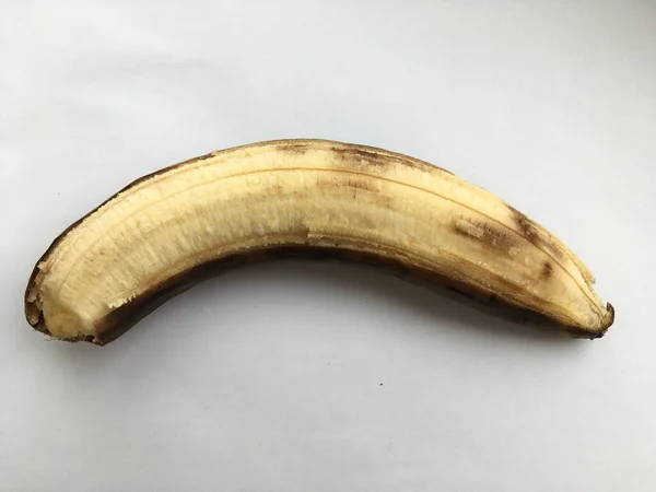 Grande Banana Matura Sdraiato Uno Sfondo Bianco Astrazione Natura Morta — Foto Stock