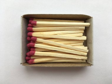 Beyaz arka planda duran bir kutu kibritin makro çekimi. Soyut duvar kağıdı. Minimalizm.