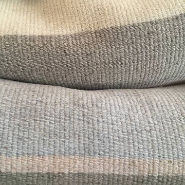 Gri desenli halı. Soyut arkaplan. Minimalizm.