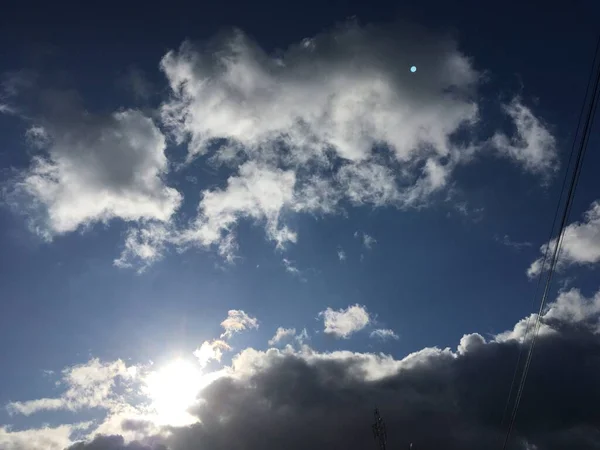 Słońce Pochmurnym Niebie Streszczenie Naturalnej Tapety Promienie Słoneczne — Zdjęcie stockowe