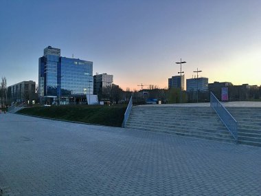 Donetsk 'in Panorama' sı. Cam gökdelenler. Lenin Komsomol Parkı.