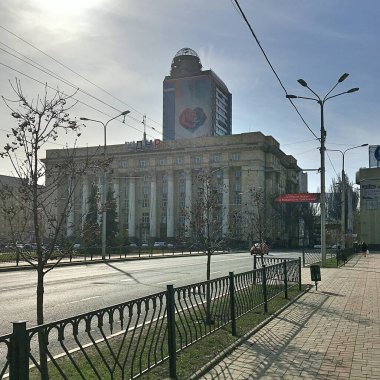 Sovyet ve modern mimari. Artema Caddesi Donetsk şehri. Manzaralar.