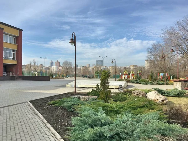 Metropolün panoramik manzarası. Ufukta gökdelenler var. Donetsk şehri.