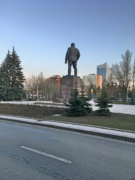 Fedor Szergejev Emlékműve Artem Donyeck Városában Modern Toronyházak — Stock Fotó