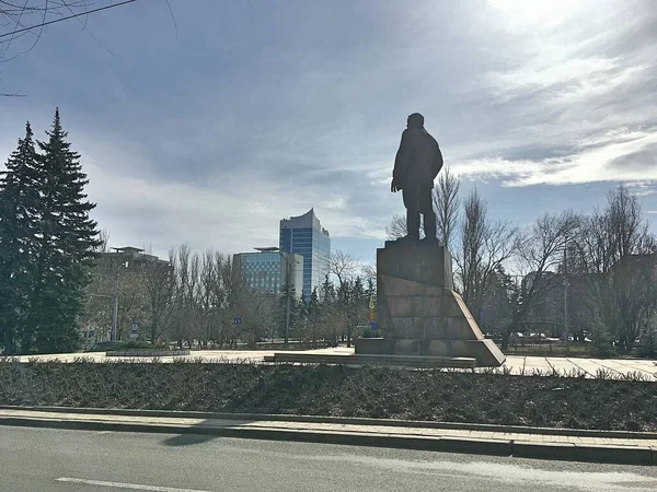 Monumento Fedor Sergeyev Artem Fundo Edifícios Modernos Arranha Céus Donetsk — Fotografia de Stock