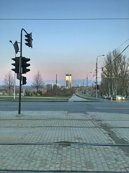 Empty Crossroads Metropolis Traffic Lights Sunset Skyscrapers — Stock Photo, Image