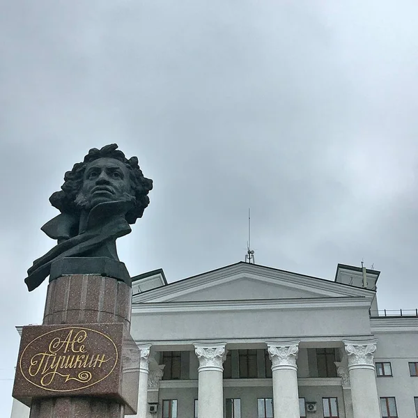 Donetsk Tiyatrosu Bulvardaki Puşkin Anıtı Stok Fotoğraf